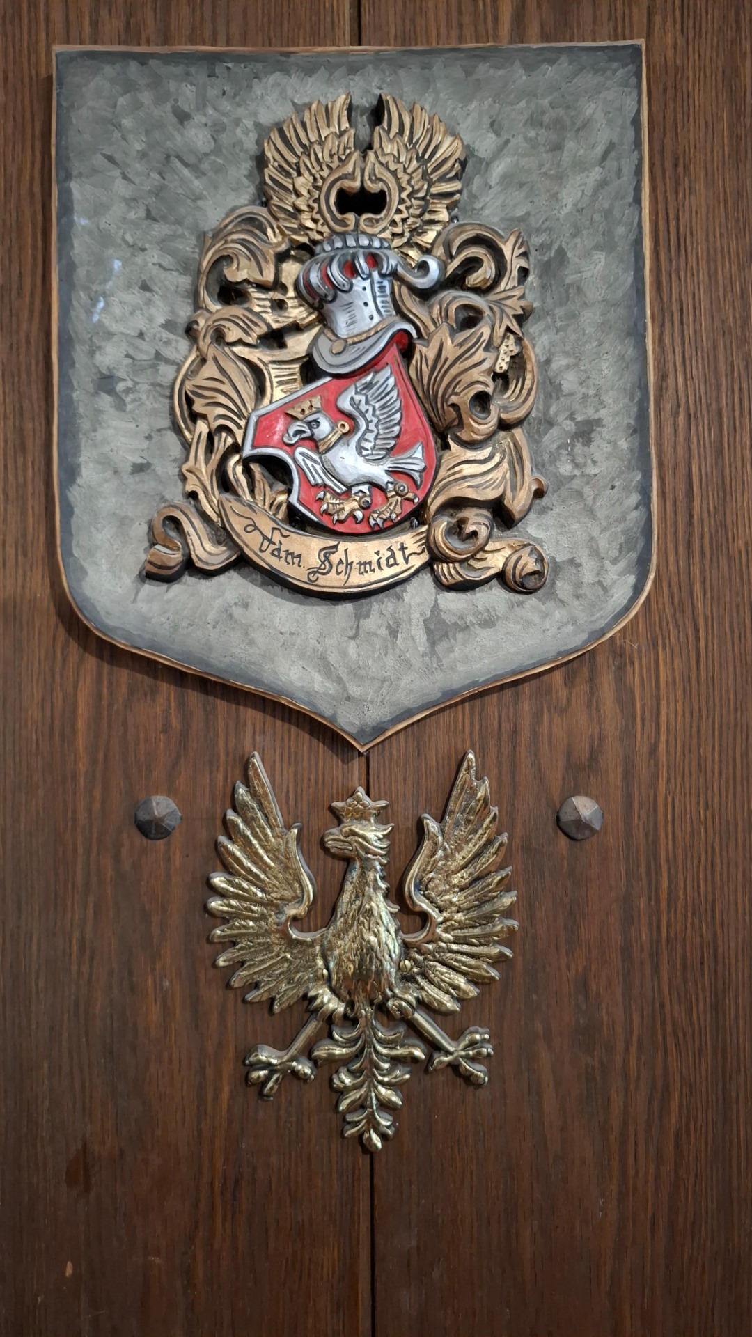 Familienwappen im Eingangsbereich